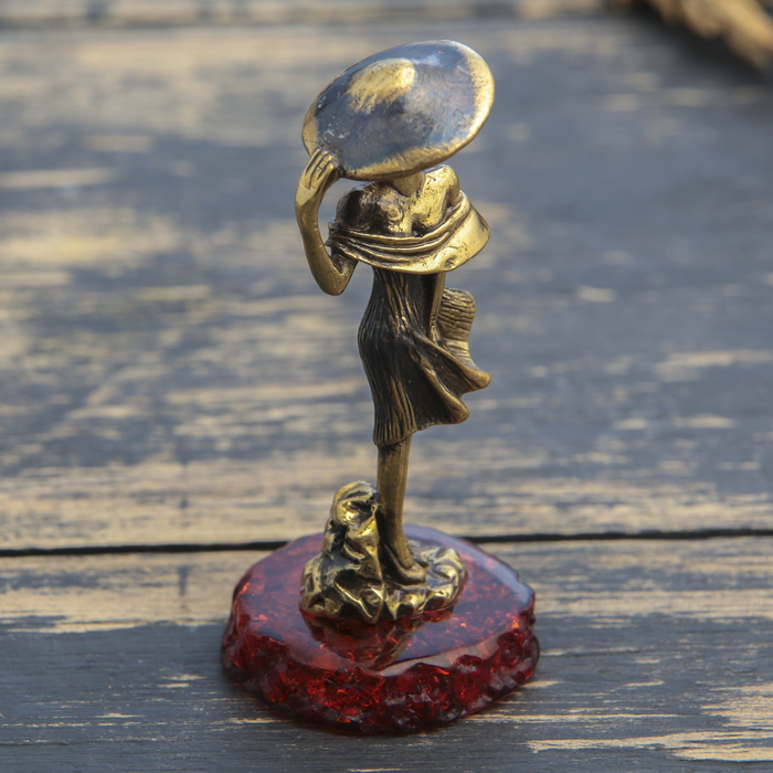 Сувенир из латуни и янтаря "Дама в шляпе" 3,5х5,5 см