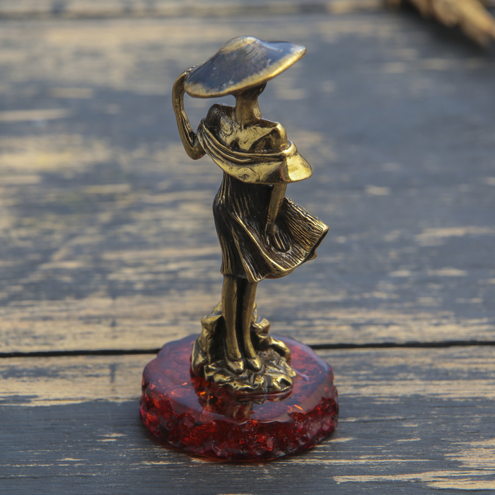 Сувенир из латуни и янтаря "Дама в шляпе" 3,5х5,5 см