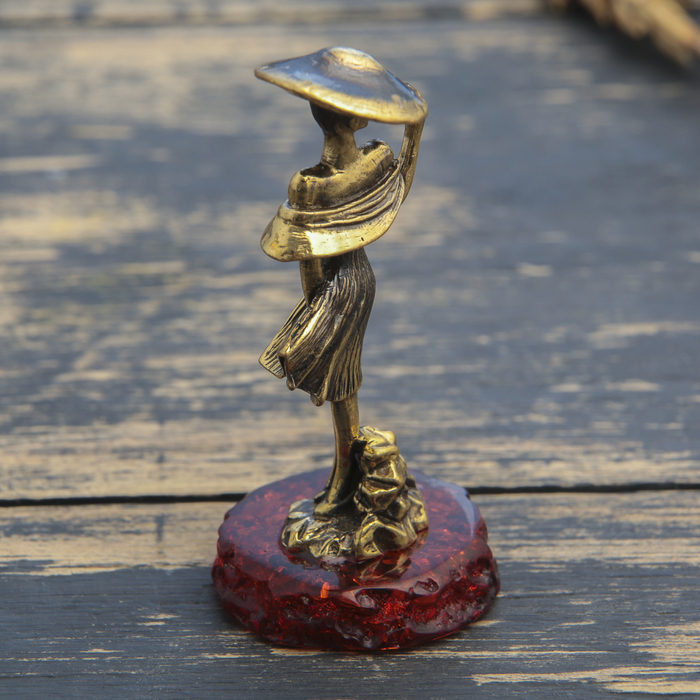 Сувенир из латуни и янтаря "Дама в шляпе" 3,5х5,5 см