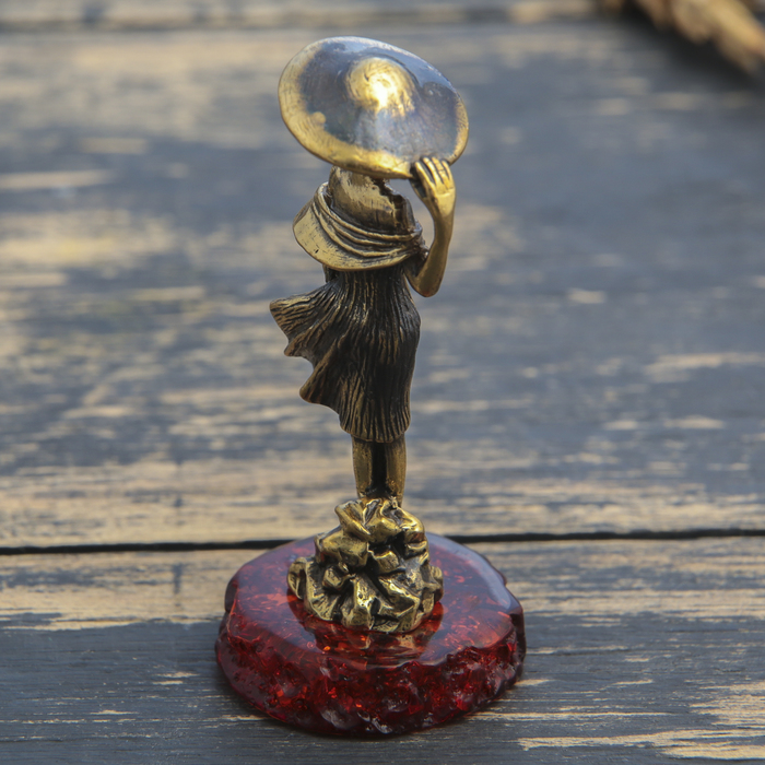 Сувенир из латуни и янтаря "Дама в шляпе" 3,5х5,5 см