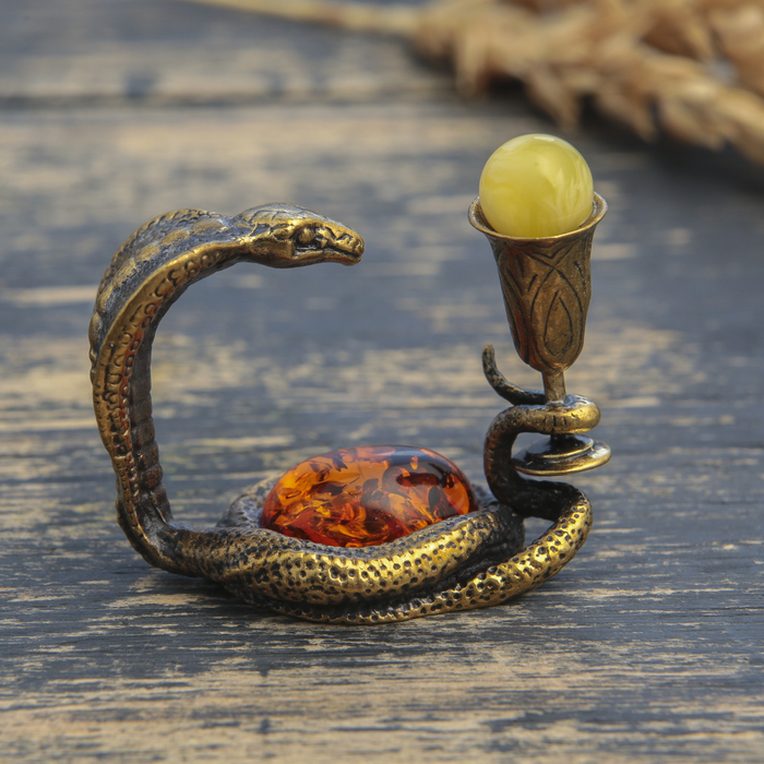 Сувенир из латуни и янтаря "Змейка с рюмкой" 3,5х3,2 см