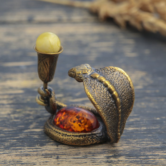 Сувенир из латуни и янтаря "Змейка с рюмкой" 3,5х3,2 см