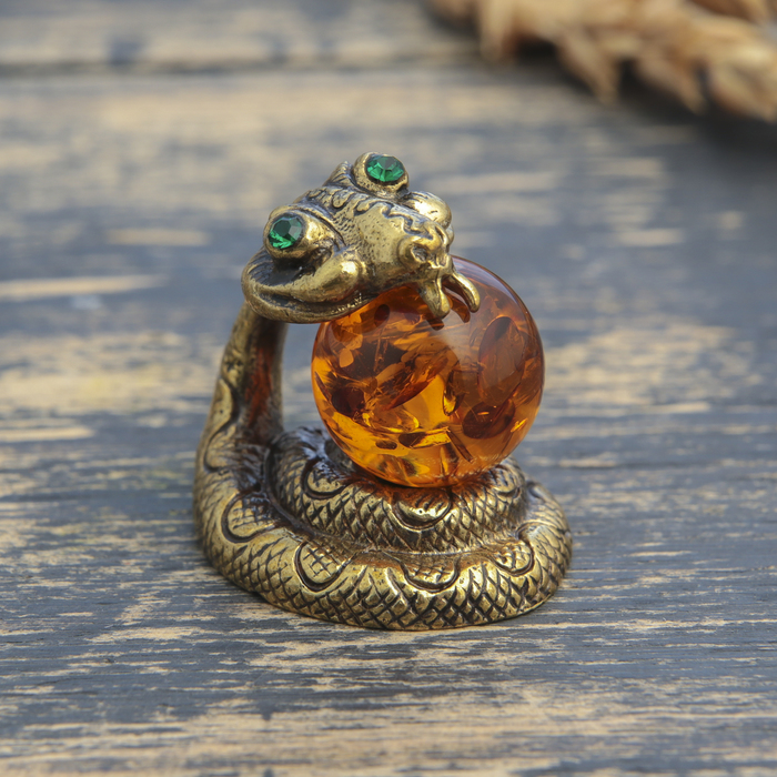 Сувенир из латуни и янтаря "Змейка с шариком" 2,6х2,7 см