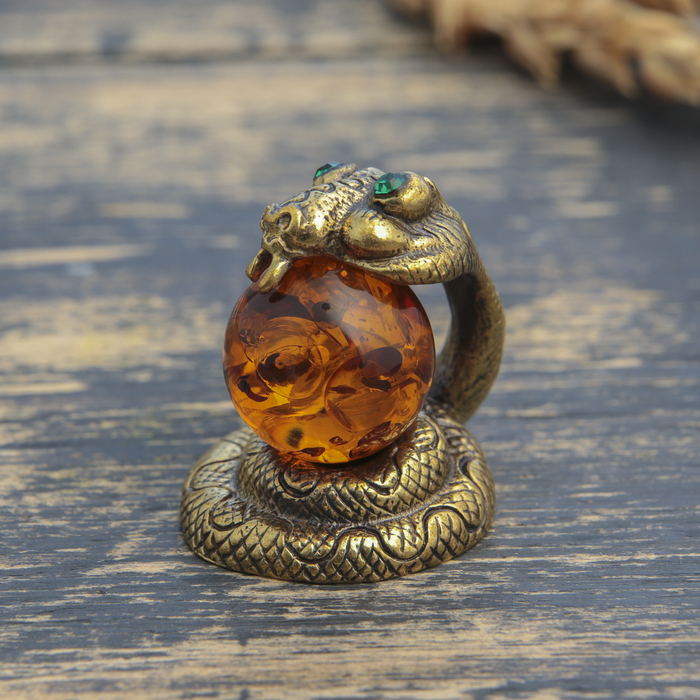Сувенир из латуни и янтаря "Змейка с шариком" 2,6х2,7 см