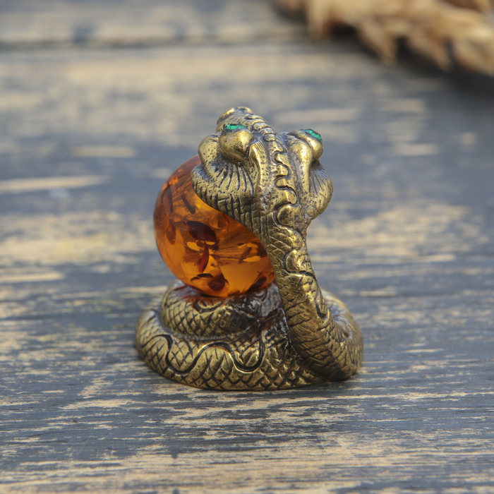 Сувенир из латуни и янтаря "Змейка с шариком" 2,6х2,7 см