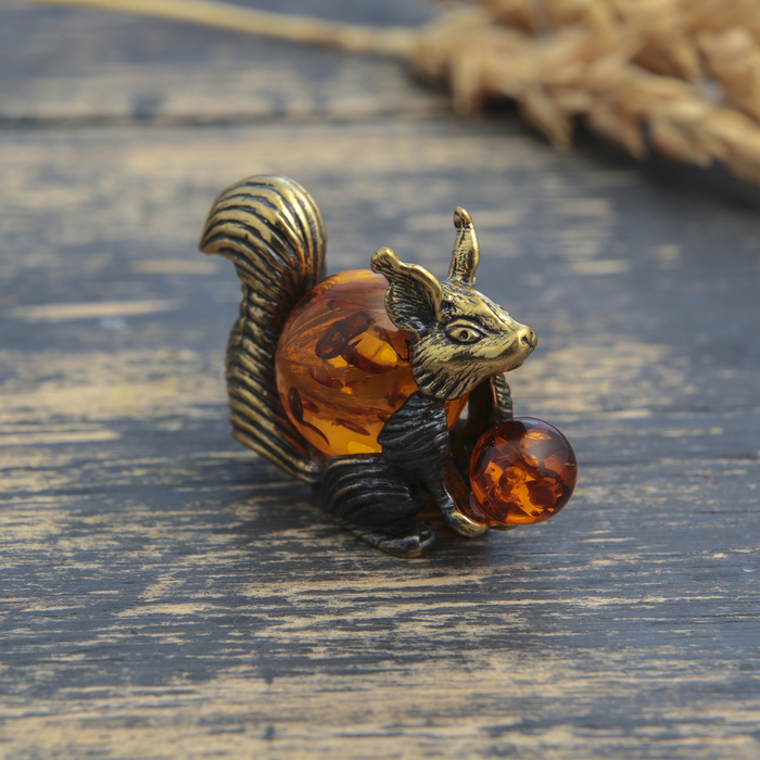 Сувенир из латуни и янтаря "Белоча" 3,5х2,5 см