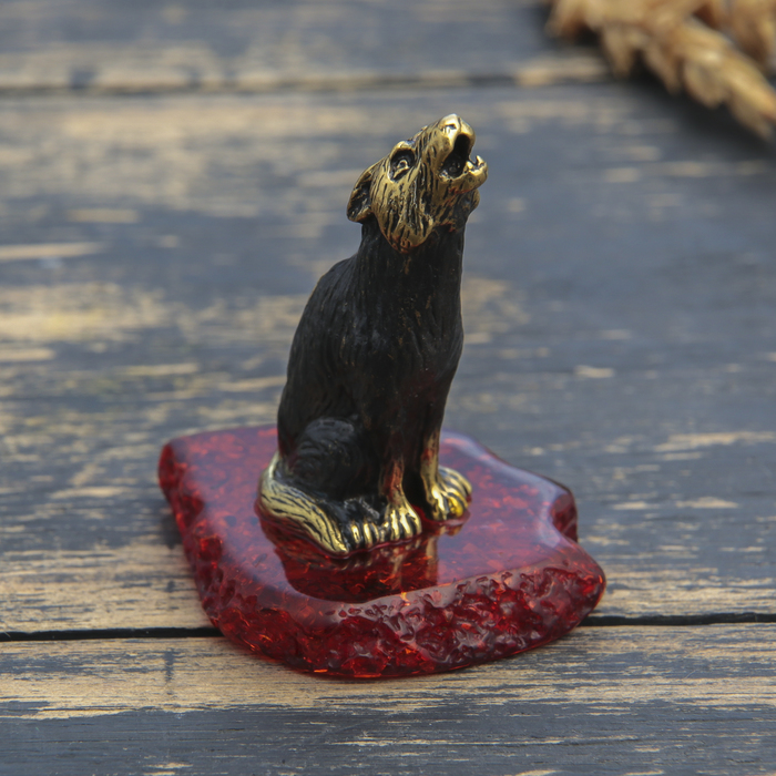 Сувенир из латуни и янтаря "Волк маленький воющий"