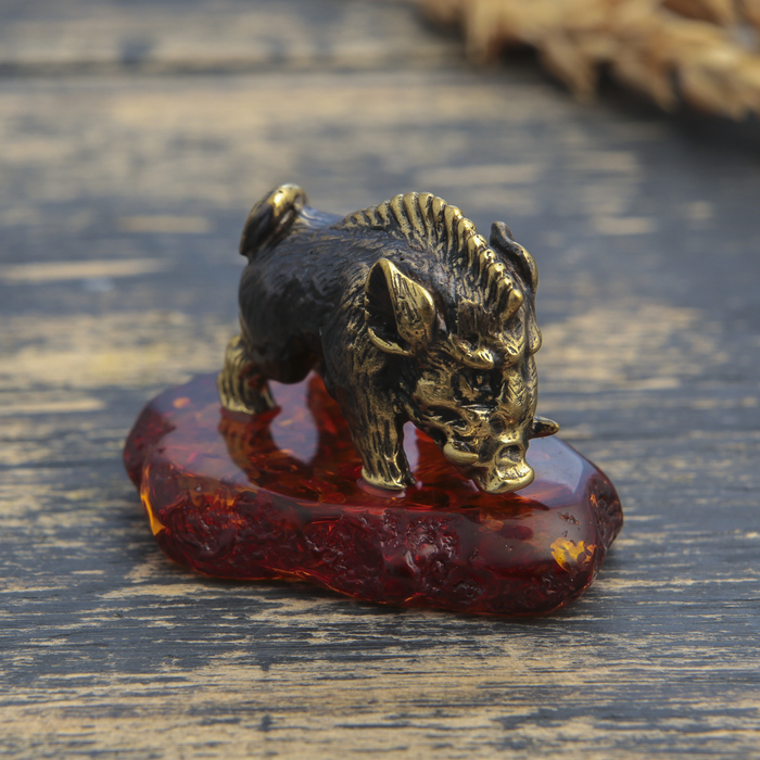 Сувенир из латуни и янтаря "Кабан Пумба" 4,1х2,8 см