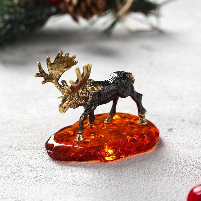 Сувенир из латуни и янтаря "Лось" 5,5х4,7 см