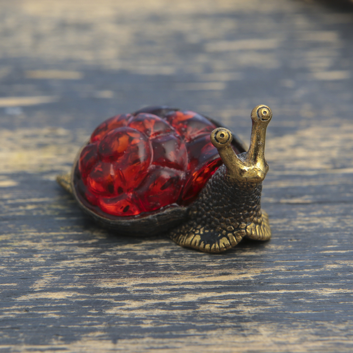 Сувенир из латуни и янтаря "Улитка с домиком" 3,1х2