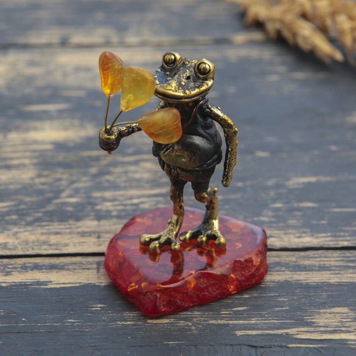 Сувенир из латуни и янтаря "Лягушка с букетом" 4х5,5 см