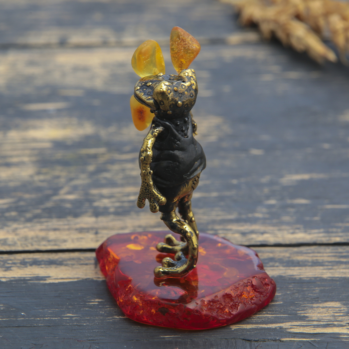 Сувенир из латуни и янтаря "Лягушка с букетом" 4х5,5 см