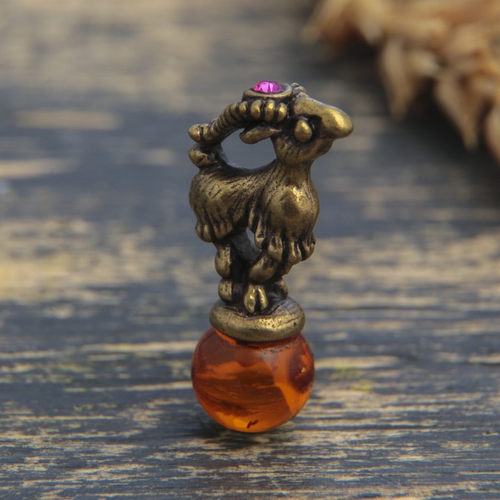 Сувенир из латуни и янтаря "Кошельковая козочка" 2,4 см