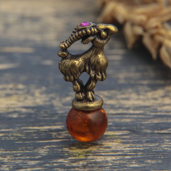 Сувенир из латуни и янтаря "Кошельковая козочка" 2,4 см