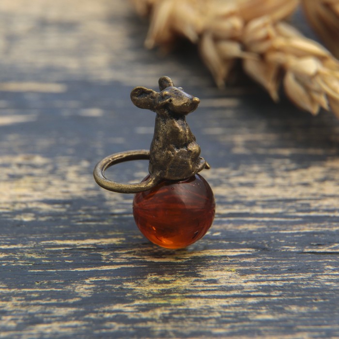 Сувенир из латуни и янтаря "Кошельковая мышь" 1х1,5 см