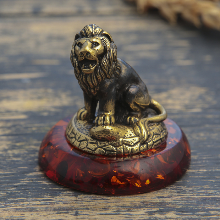 Сувенир из латуни и янтаря "Лев" 3,4х3,5 см