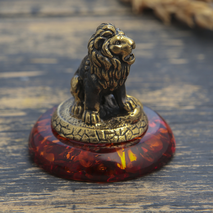 Сувенир из латуни и янтаря "Лев" 3,4х3,5 см