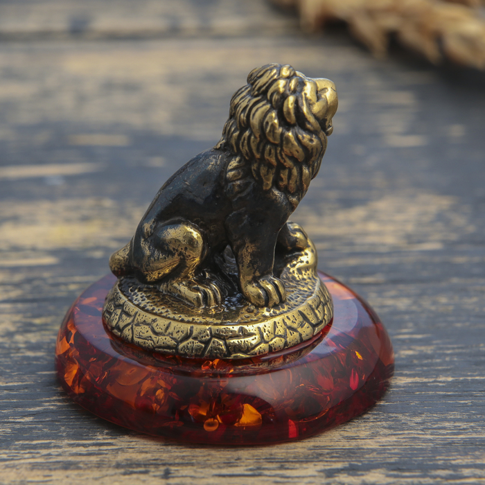 Сувенир из латуни и янтаря "Лев" 3,4х3,5 см