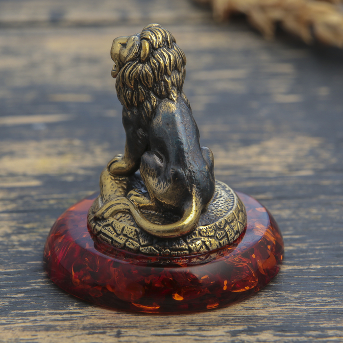 Сувенир из латуни и янтаря "Лев" 3,4х3,5 см