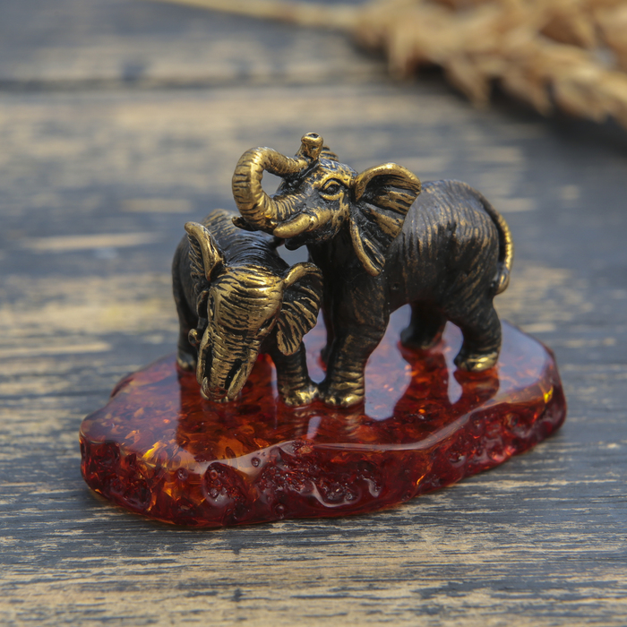 Сувенир из латуни и янтаря "Слоны семья" 4,5х3,5 см