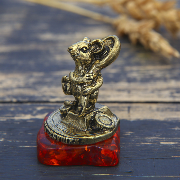 Фигурка на камне мышка "Загребушка", латунь, 2,6 х 3,6 см