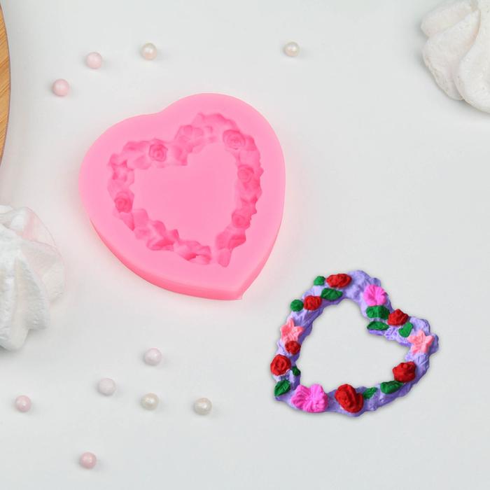 Молд 7х7х1,3 см "Сердце в розочках"