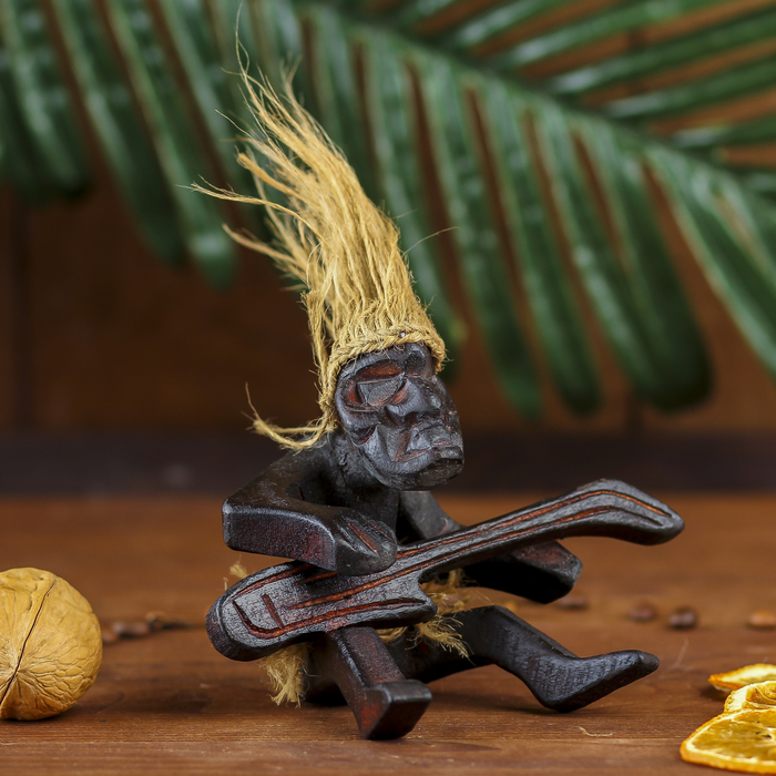 Сувенир дерево "Абориген сидя с гитарой" 10х13х7 см