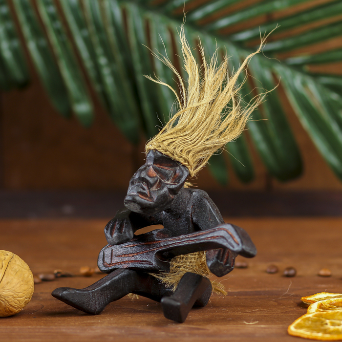 Сувенир дерево "Абориген сидя с гитарой" 10х13х7 см