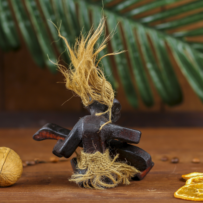 Сувенир дерево "Абориген сидя с гитарой" 10х13х7 см