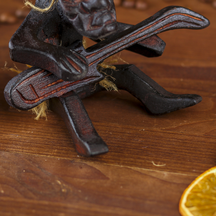 Сувенир дерево "Абориген сидя с гитарой" 10х13х7 см