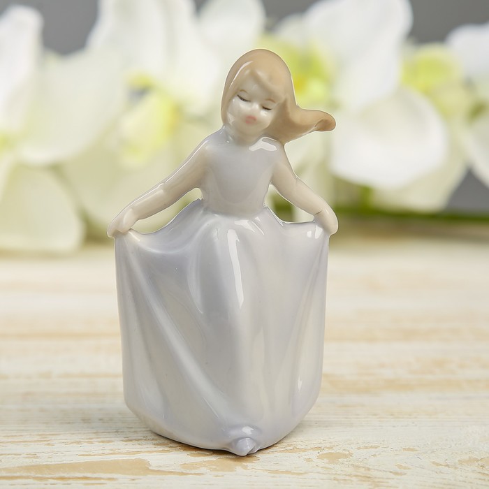 Сувенир керамика "Девочка мечтательница" 10,7х7х5 см