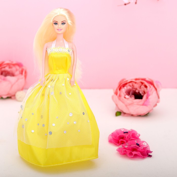 Кукла на подложке с аксессуарами «Самой модной», МИКС