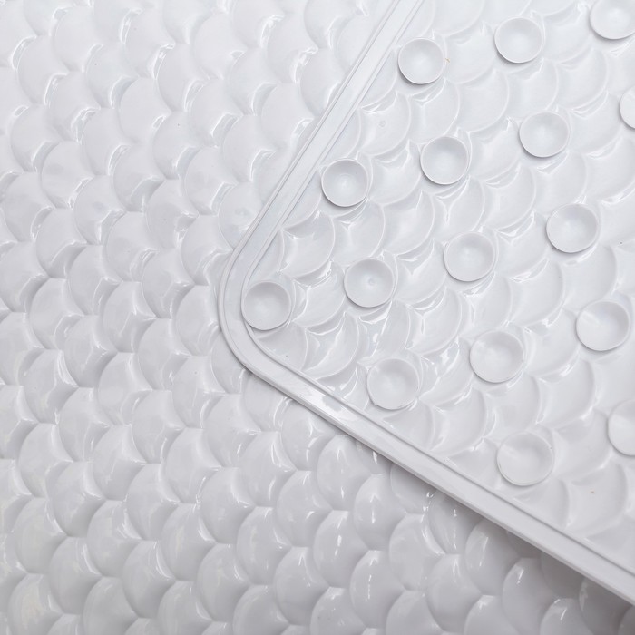 Коврик для ванны "Чешуя" 38х70 см, цвет белый