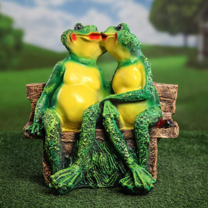 Сувенир - садовый "Жабы на скамейке"