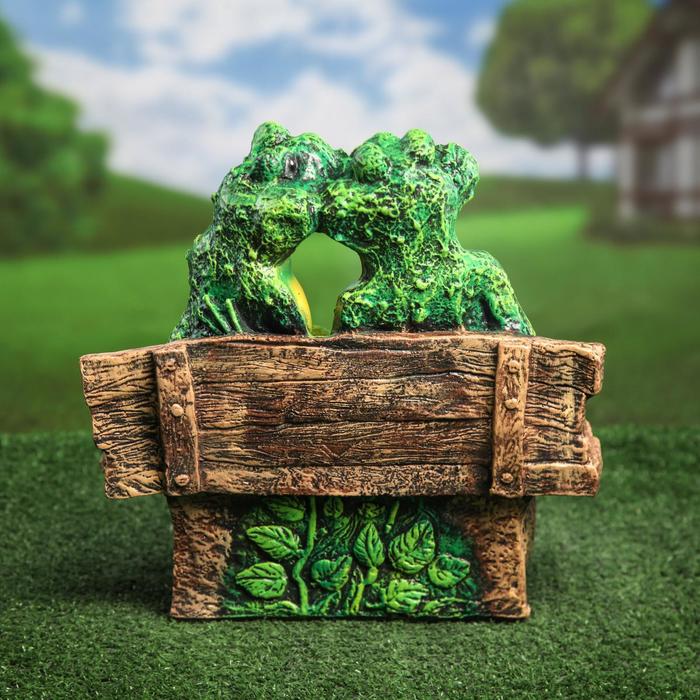 Сувенир - садовый "Жабы на скамейке"