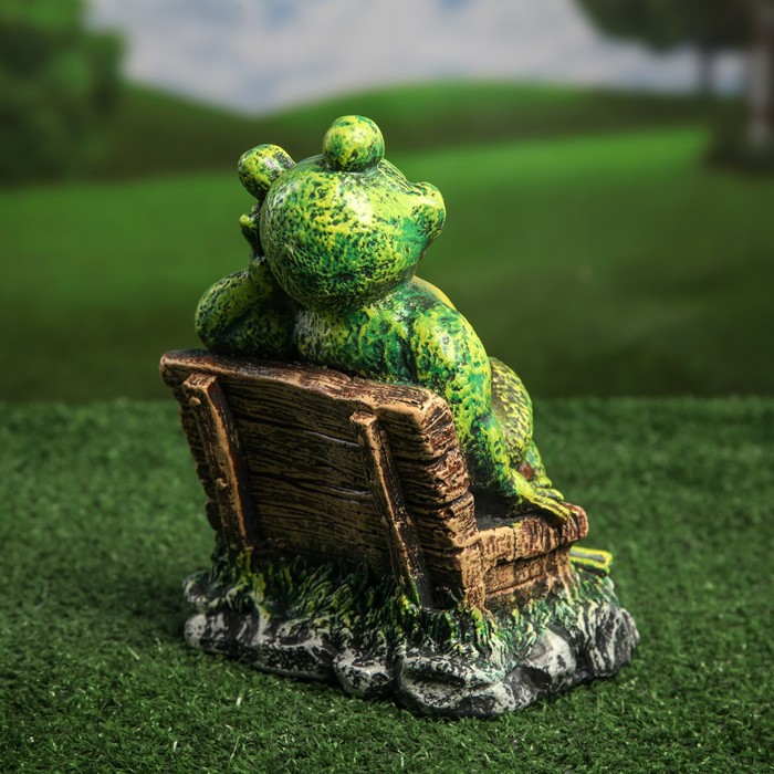 Сувенир - садовый "Жаба на скамейке" малая