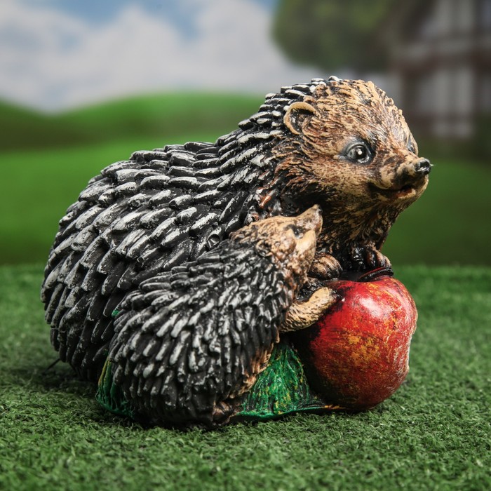 Сувенир -садовый "Ежики с яблоком "