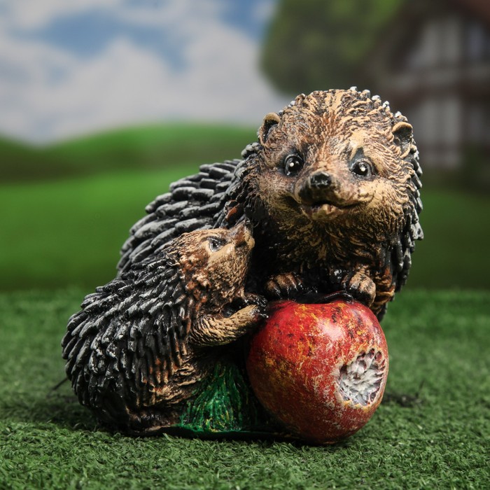 Сувенир -садовый "Ежики с яблоком "