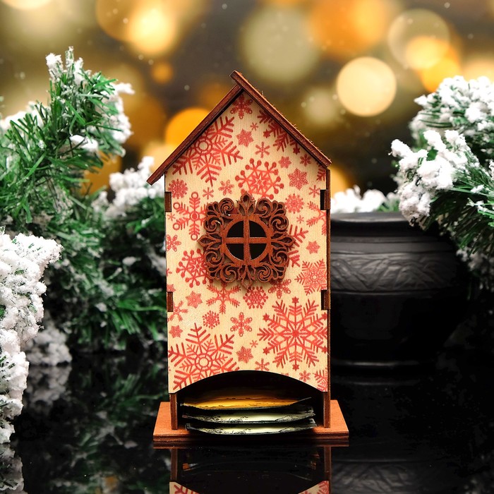 Чайный домик "Красные снежинки", 8,5х9х18см