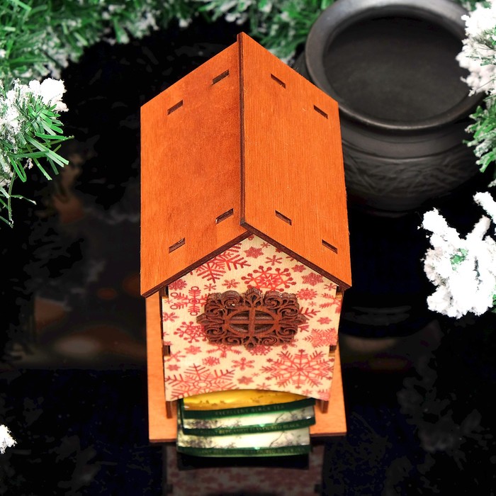 Чайный домик "Красные снежинки", 8,5х9х18см