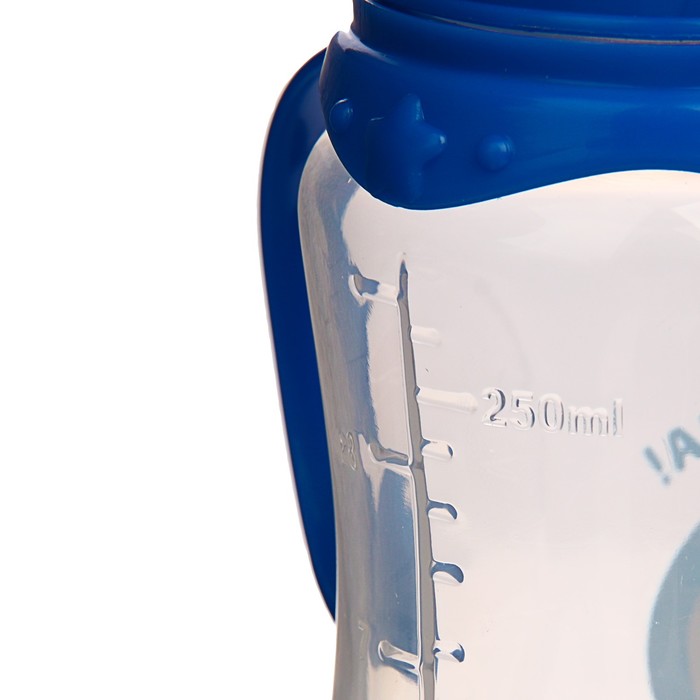 Бутылочка для кормления «Пингвинёнок Рокки» детская приталенная, с ручками, 250 мл, от 0 мес., цвет синий