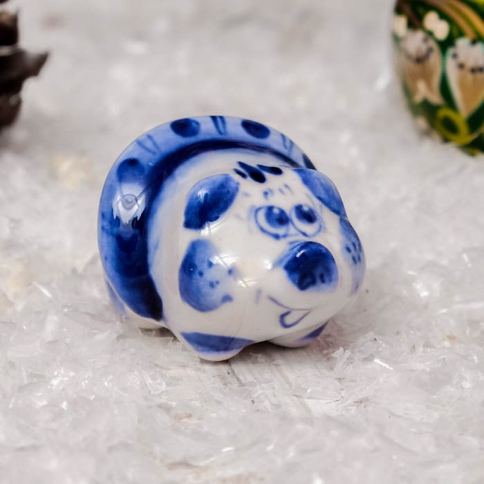 Сувенир «Свинка в юбочке», 2,5 см, гжель