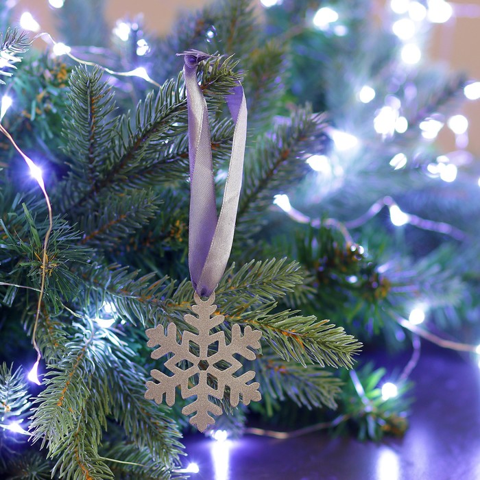 Елочная подвеска металлическая с лентой "Снежинка" 7см серебряная