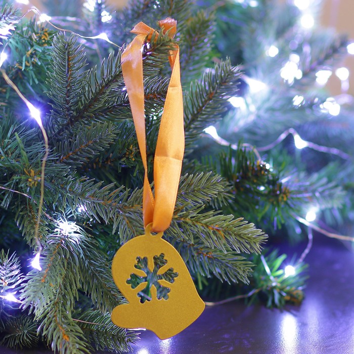 Елочная подвеска металлическая с лентой "Варежка" 7см золотая