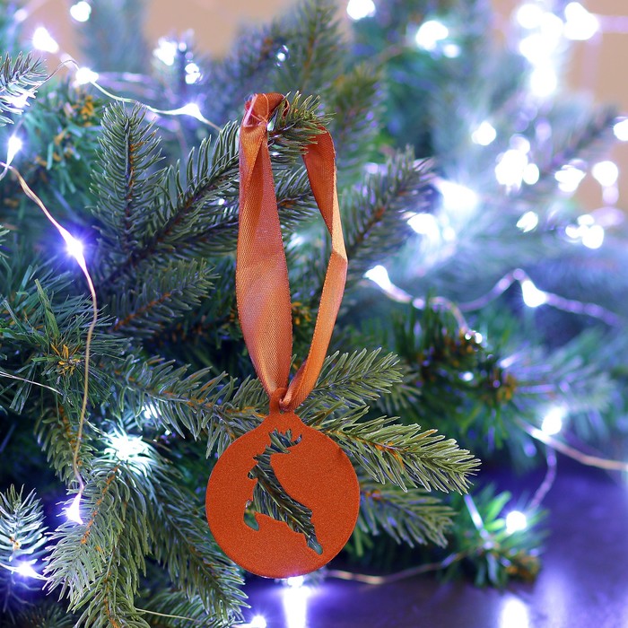 Елочная подвеска металлическая с лентой "Шар с оленем" 7см бронзовая