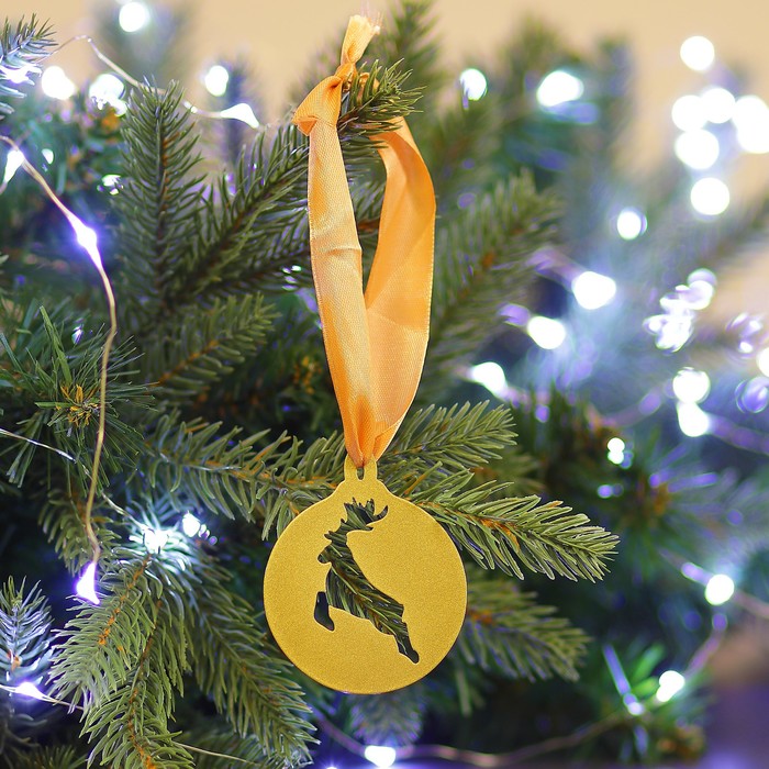 Елочная подвеска металлическая с лентой "Шар с оленем" 7см золотая