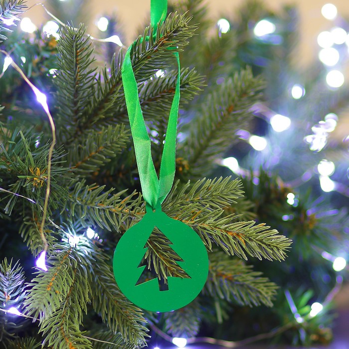 Елочная подвеска металлическая с лентой "Шар с ёлкой" 7см зелёная