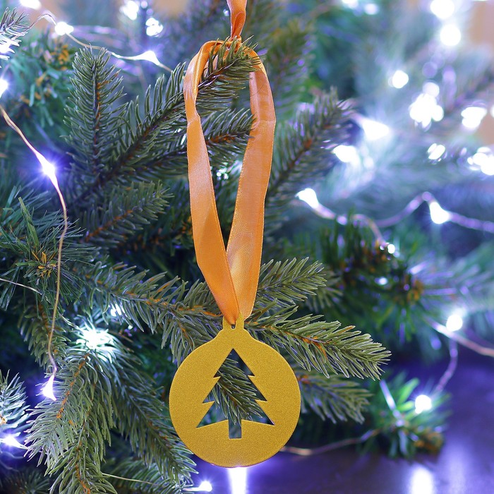 Елочная подвеска металлическая с лентой "Шар с ёлкой" 7см золотая