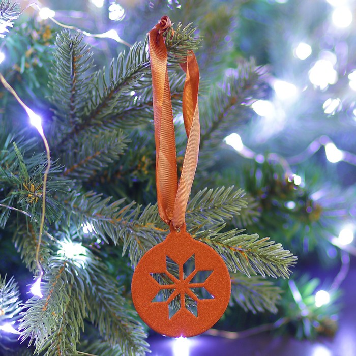 Елочная подвеска металлическая с лентой "Шар со снежинкой" 7см красная