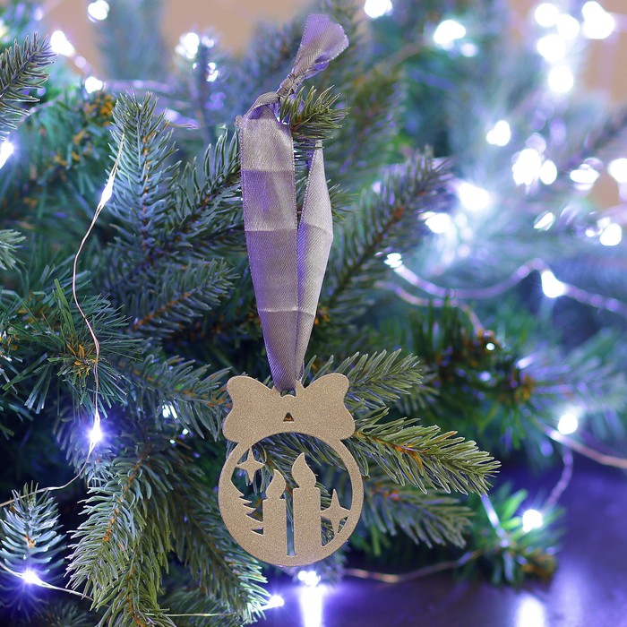 Елочная подвеска металлическая с лентой "Шар уют" 7см серебряная